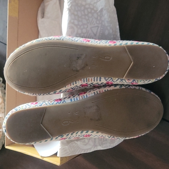Worn 3x. Super cute Flats, floral pattern. Cream with pink and blue flowers. - Picture 4 of 4